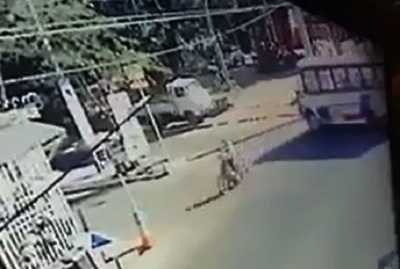 Bus chatarra ocasiona accidente de motociclista en San Antonio