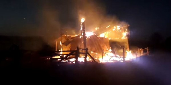 BOMBEROS DE NATALIO EVITAN QUE INCENDIO DE OLERÍA AFECTE CASA DE MADERA.