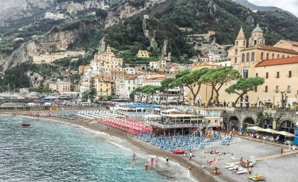 HOY / "Ese es el camino!", el tuit del canciller desde lujosa playa italiana desató ola de críticas
