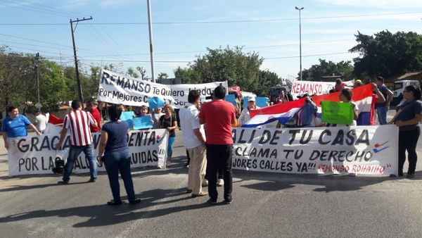 Pobladores de Remanso se manifiestan y piden mejores calles