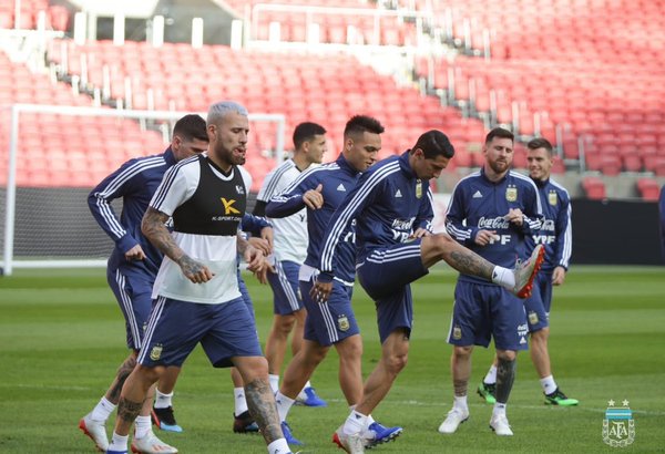 Scaloni prepara un equipo ofensivo para enfrentar a Catar