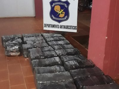 Incautan marihuana en auto abandonado por presuntos narcos