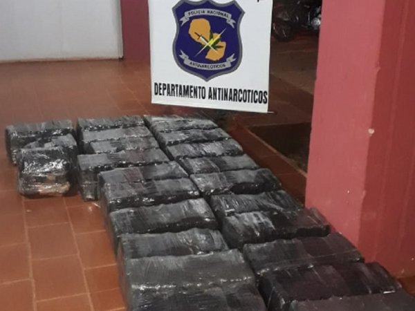 Incautan marihuana en auto abandonado por presuntos narcos