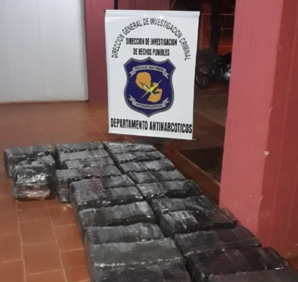 Incautan marihuana en auto abandonado tras persecución - Radio 1000 AM