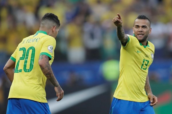 Brasil goleó a Perú y avanzó como primero del 'A'