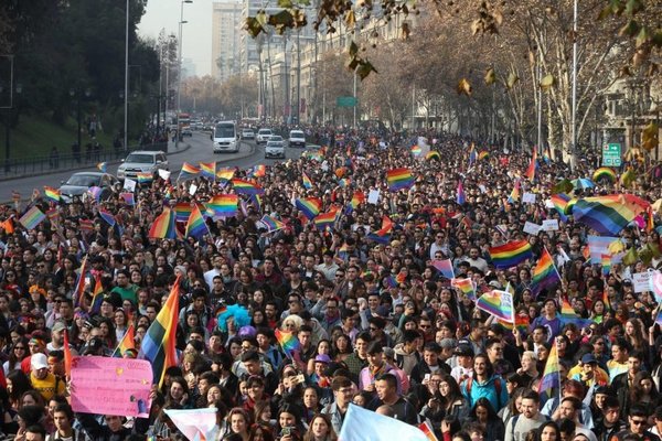 Multitudinaria marcha en Chile contra desigualdad LGBTI - Internacionales - ABC Color