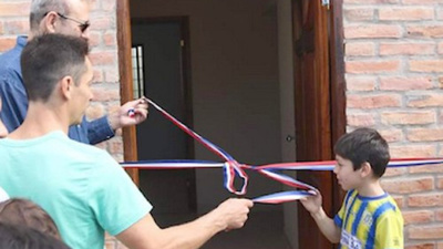 Le regalaron casa pyahu a “niño héroe” de Capiatá