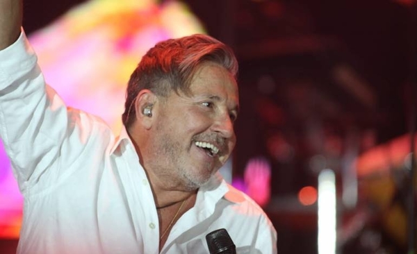 HOY / Montaner mostró el poder del amor y cautivó a su público paraguayo