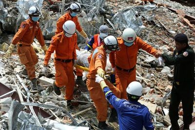 Sube a 18 balance de muertos por derrumbe de edificio en Camboya