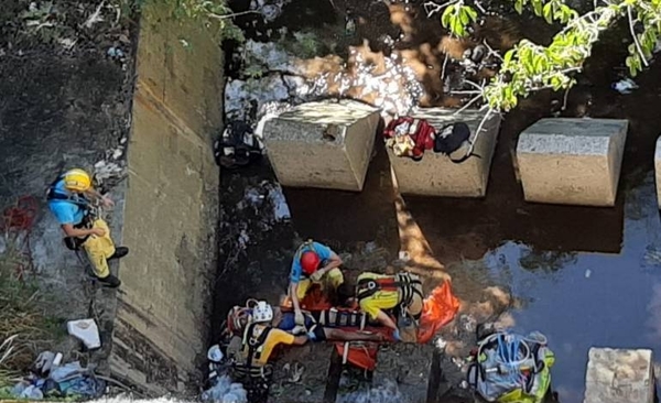 HOY / Bomberos rescatan a un hombre que cayó al arroyo