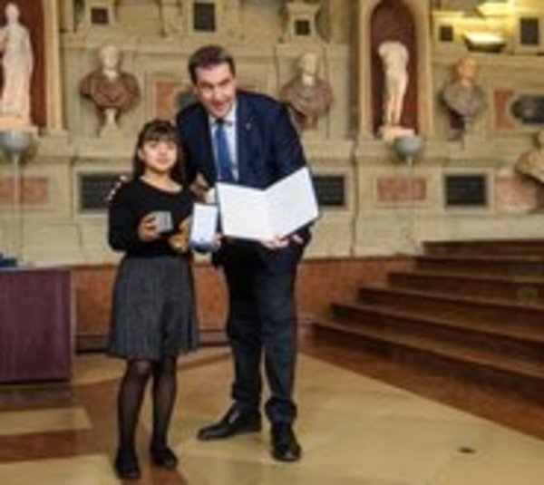 Primer ministro alemán condecora a niña paraguaya por salvar a mujer - Paraguay.com