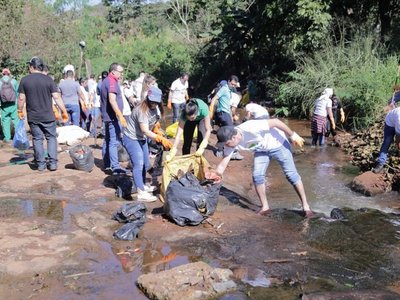 Limpian arroyo Saltito en el marco de "CDE te quiero limpia"