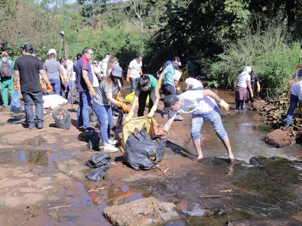 Limpian arroyo Saltito en el marco de "CDE te quiero limpia"