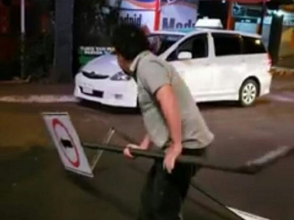 Celso Kelembu Miranda destruye señal de tránsito en Ciudad del Este