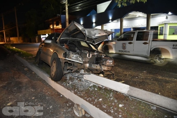 Chocó a una mujer, atropelló columna y se fugó - Nacionales - ABC Color