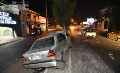 HOY / Atropelló a una mujer, huyó, derribó una columna y desapareció