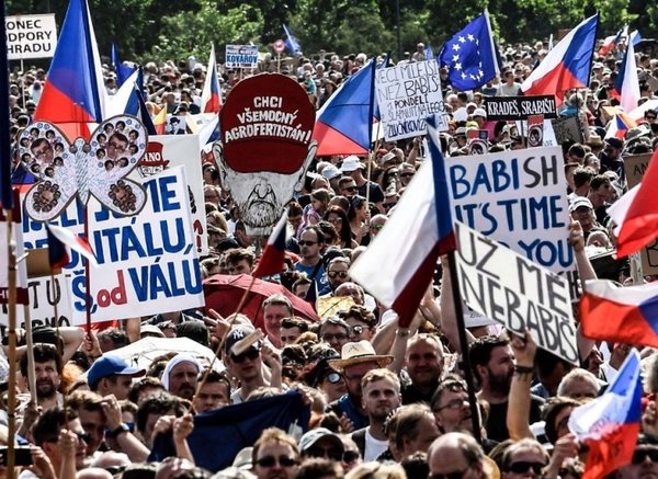 Praga vive la mayor protesta desde caída del comunismo - Edicion Impresa - ABC Color