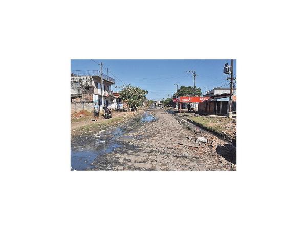 La crecida cede y deja calles destruidas