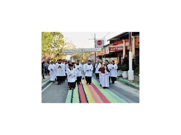 Piden mayor generosidad en procesión de Corpus Christi