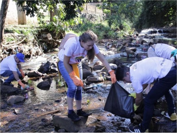 Gran cantidad de basura recogen de arroyo en límite entre Franco y CDE