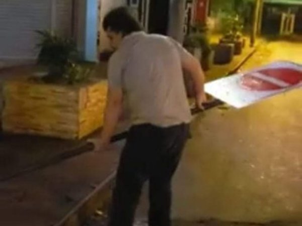 Kelembu derribó señales de tránsito para "liberar" calles