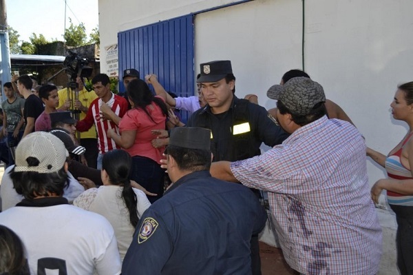 Intendente agrede a mujer en audiencia pública