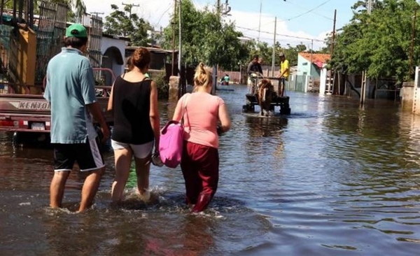 HOY / Pese a que no hay "visto bueno", damnificados regresan a sus casas ante descenso del río