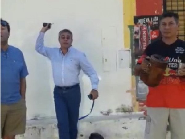 Intendente de San Antonio tiró su guampa a una doña