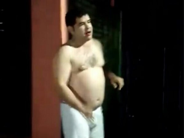 Semidesnudo, intendente enfrentó a escrachadores