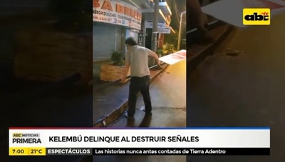 Kelembú destroza "en vivo" señales de tránsito