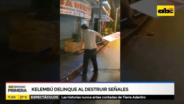 Kelembú destroza "en vivo" señales de tránsito