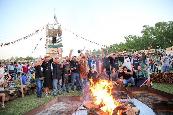 El primer torneo Latinoamericano de Domadores de Fuego en la feria Tata » Ñanduti