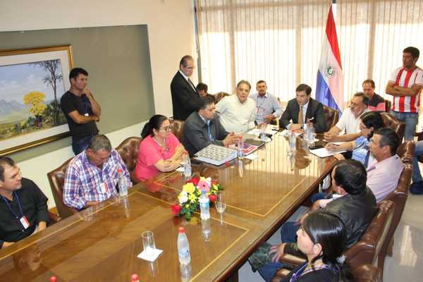 Campesinos, legisladores y el vice se reúnen para buscar vía de acuerdo - ADN Paraguayo