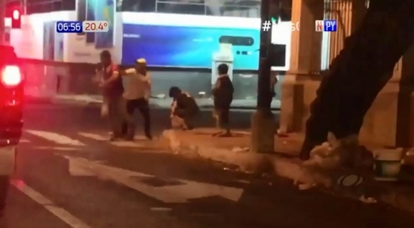 Limpiavidrios y conductor se toman a golpes en conocido cruce