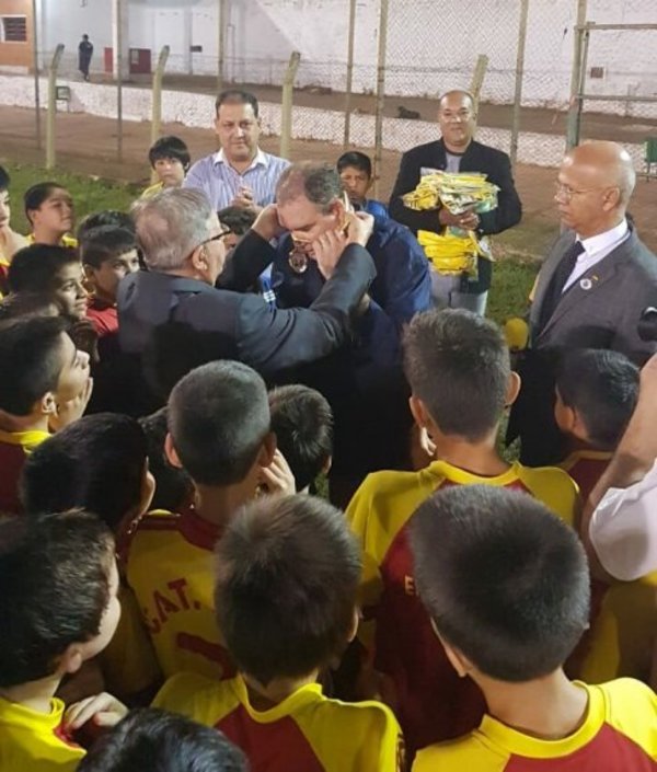 Distinguen al presidente de Sport Colombia - Deportes - ABC Color