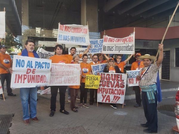 Exigen imputación de Cuevas y su esposa - Nacionales - ABC Color