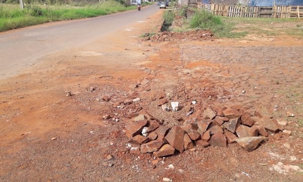 Aguatera destruye calles en Franco