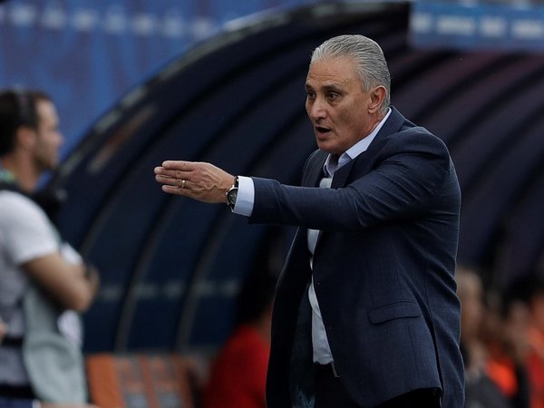 Tite inspecciona el césped del Arena do Gremio tras críticas