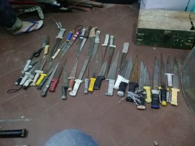 Más de 80 cuchillos, estoques y lanzas se incautaron en Tacumbú