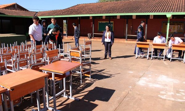 Entregan mobiliarios a escuelas de Presidente Franco