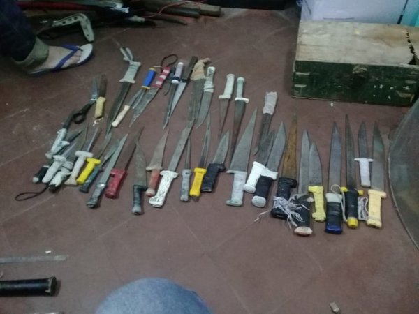 Más de 80 cuchillos, estoques y lanzas se incautaron en Tacumbú