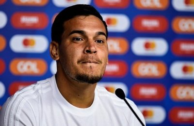 Crystal Palace observa a Gómez