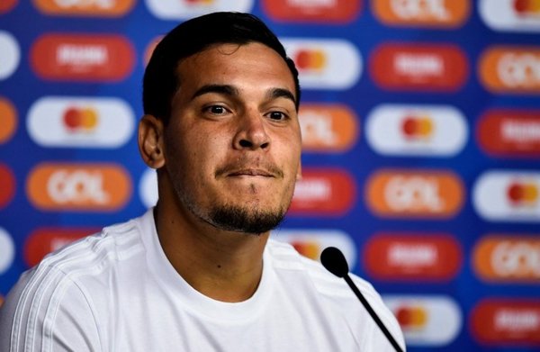 Crystal Palace observa a Gómez