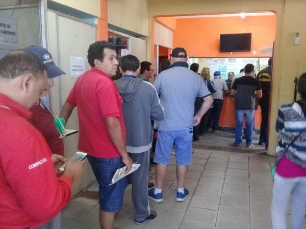 Largas colas para pagar habilitación vehicular en San Antonio - Nacionales - ABC Color