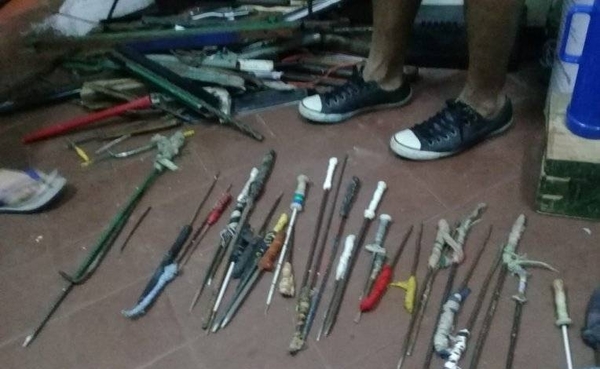HOY / Lanzas, cuchillos, estoques y celulares en cateo de Tacumbú: prestos para entrar en 'guerra'