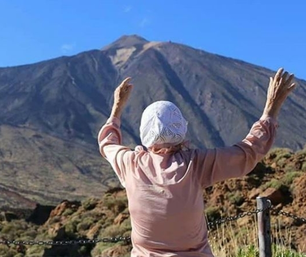 La abuelita que recorre el mundo con mochila y bastón