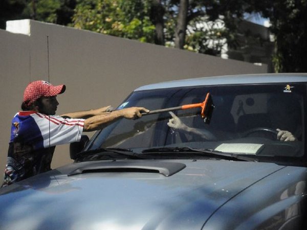 Concejal pide aplicar ordenanza sobre los limpiavidrios