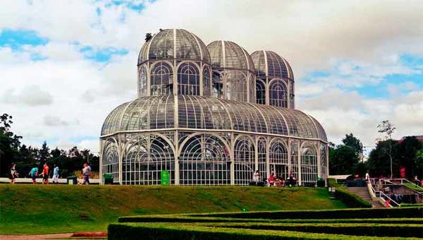 Curitiba, la ciudad que alberga el Jardín Botánico más importante de Brasil