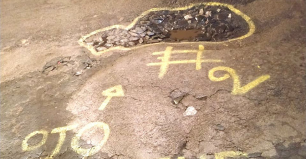 De tanto bache que hay en la ciudad, ya le ¡ponen número!