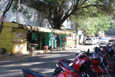 Tierra de nadie: Acera y calle de IPS Ingavi copadas de vendedores